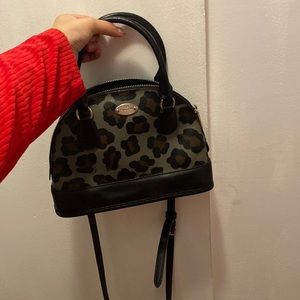 I’m selling this small cute coach bag